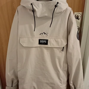 Dope blizzard herr snowboard/skid jacka XXL - Dope blizzard herr snowboard/skid jacka storlek XXL, med en stor ficka framtill och justerbar huva. Jackan har dragkedjor på sidorna och kardborreband vid ärmsluten, med ficka för liftkort. Använd någon enstaka gång så är i nyskick . Nypris 1899 kronor.