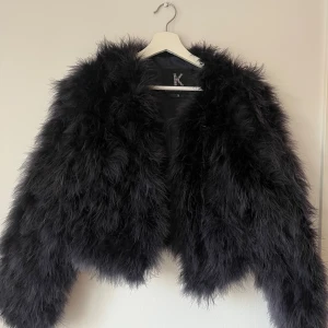 Kort jacka i strutsfjäder - Knappt använd, äkta fjädrar