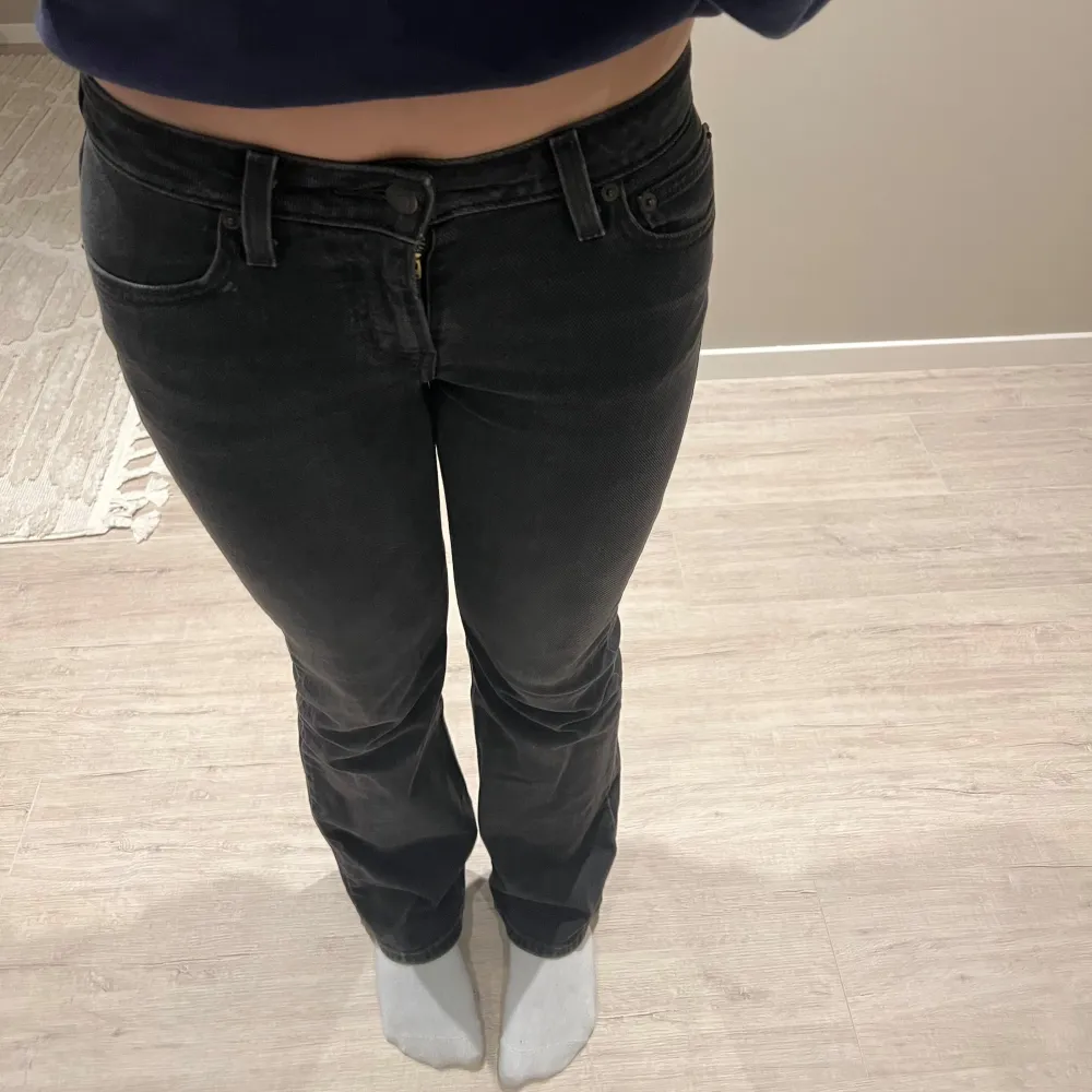 Säljer ett par svarta Levi's jeans i modellen Superlow Boot. De är lågmidjade och bootcut. I storlek 25/32. Priset kan diskuteras. Jeans & Byxor.