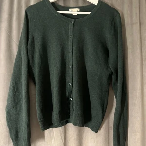 Mörkgrön kofta med knappar - En jättefin kofta ifrån hm! Aldrig använd💕