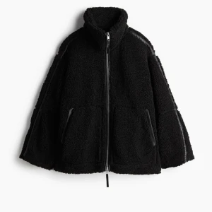 Svart teddyjacka - Mysig svart teddyjacka med dragkedja och stora fickor. Perfekt för kyliga dagar när du vill hålla dig varm och stilren. Jackan har en loose passform och är superbekväm att bära. Ett måste för höst- och vintergarderoben! Jackan är endast använd 1 gång, säljer då jag hittat en annan.