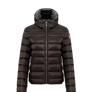 Mörk brun colmar jacka - Säljer en brun dunjacka från Colmar i mycket bra skick.  huva. (Min spegel är väldigt smutsig, det är alltså inte jackan som är de😅) I jackan finns en liten lapp där det står ”44” vet inte om det är stoleken, eller om det står för någonting annat eftersom att den sitter såhär på mig som bär XS. Kan självklart skicka fler bilder på jackan om så önskas. Den har lite defekter (ingenting man lägger så mycket märke till i verkligheten, men vill ändå nämna det i annonsen) kan även skicka bild på det!☺️