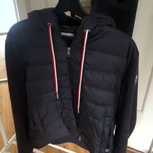 Marinblå cardigan från Moncler - Skön Moncler cardigan från haiendo Sweden. Passar bra till vår och höst men säljer då den inte passar längre, storlek L sitter som M. Den har tappat lite färg på både armar och rygg av solblekning men annars i bra skick👍. Kan skicka fler bilder vid intresse.