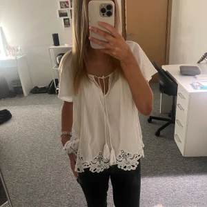 Söt vit blus🤍 - Superfin blus från seafonly🤍 Använd någon enstaka gång, verkligen mycket bra skick! 