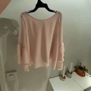 Supersöt blus - En söt blus som passar extra bra på sommaren. Superbra skick💕
