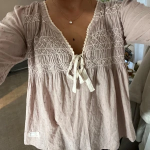 odd molly blus - superfina detaljer och jättebra skick, uppskattar att storleken är s men passar m också 