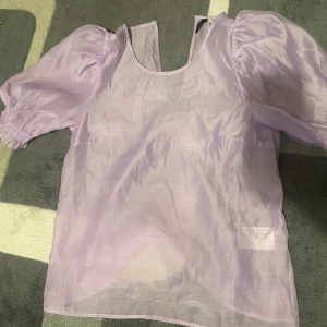 Lila festtopp  - Blusen är köpt från hm för ett tag sen och är aldrig använd!!<3 Den är köpt för 149. Den är lite genomskinlig men väldigt fin. Använd gärna köp nu knappen!!💓