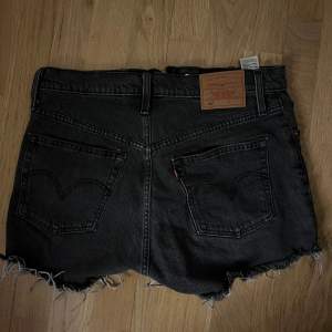 svartgråa jeansshorts från Levi's i modell 501. Super snygga och perfekta till sommaren!