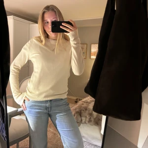 Vit tröja med knappar på axeln - Säljer min vita Kashmir tröja med långa ärmar och snygga knappar på axeln. Perfekt för både vardag och lite finare tillfällen. Tröjan är i bra skick och passar perfekt till jeans eller kjol. Superbekväm och lätt att matcha med andra plagg! 🤍