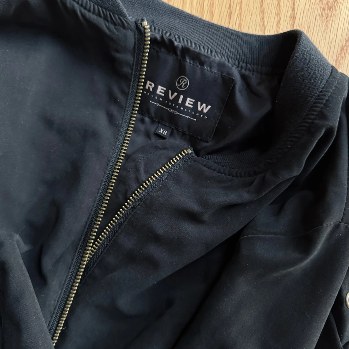 Svart tunn jacka med detaljer  - 91