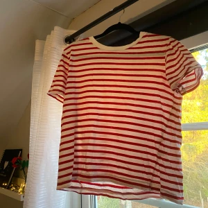 Röd- och vitrandig t-shirt från Zara - Säljer en superfin röd- och vitrandig t-shirt från Zara i storlek S. Den är kortärmad och är i bra skick och gjord av mjukt material som känns skönt mot huden. Använd ett fåtal gånger.🌟