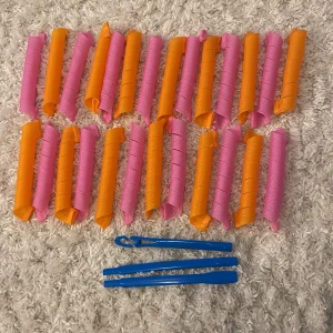 Hårullar - För fina lockar, man drar igenom håret i rullen med hjälp av de blå verktygen och får efter en natt fina lockar 💕