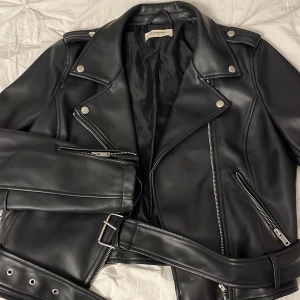 Svart skinnjacka från Allsaints - Säljer en snygg svart skinnjacka från Nelly i mycket bra skick. Inga defekter alls, använd en gång . Nypris ligger 900-1000. Funkar på S-M. Pris kan diskuteras vid snabb affär