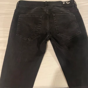 Dondup jeans George  - Riktigt feta dondup jeans i modellen George (slim), grymt skick utom ett mindre hål på insidan vid midjan (se bild). Nypris ca 3000. Priset är inte hugget i sten, slå en pling om ni undrar något 🙌