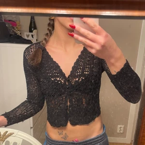 Svart virkad kofta - Säljer en superfin svart virkad kofta med trekvartsärm! Den har en v-ringad design och är lätt att matcha med olika outfits. Koftan är i bra skick. 🖤