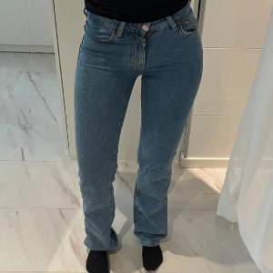 Bilder tagna av Elin carlsson eftersom de va henne jag köpte byxorna av och dem ej passar mig, Säljer ett par snygga blå jeans som e köpta på bikbok ifrån början, De är deras lågmidjade bootcut modell, storlek w24 L32. Köpte dem på Plick för nån vecka sedan men kan ej ha dem för de var för små.