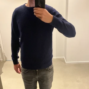 John Henric kashmir tröja  - Säljer nu denna John Henric kashmir tröjan som passar perfekt till hösten/vintern, storlek M. Tröjan är i fint skick, 9/10. Nypris ligger runt 2200. Tveka inte på att höra av dig vid minsta fundering