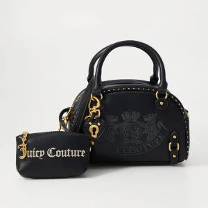 Svart handväska från Juicy Couture - Snygg svart handväska från Juicy Couture med gulddetaljer och ett präglat märke på framsidan. Väskan har både handtag och en justerbar axelrem för extra bekvämlighet. Den kommer med en matchande liten väska för småsaker som går att knäppa loss. Bra storlek på väskan med innerfickor. 