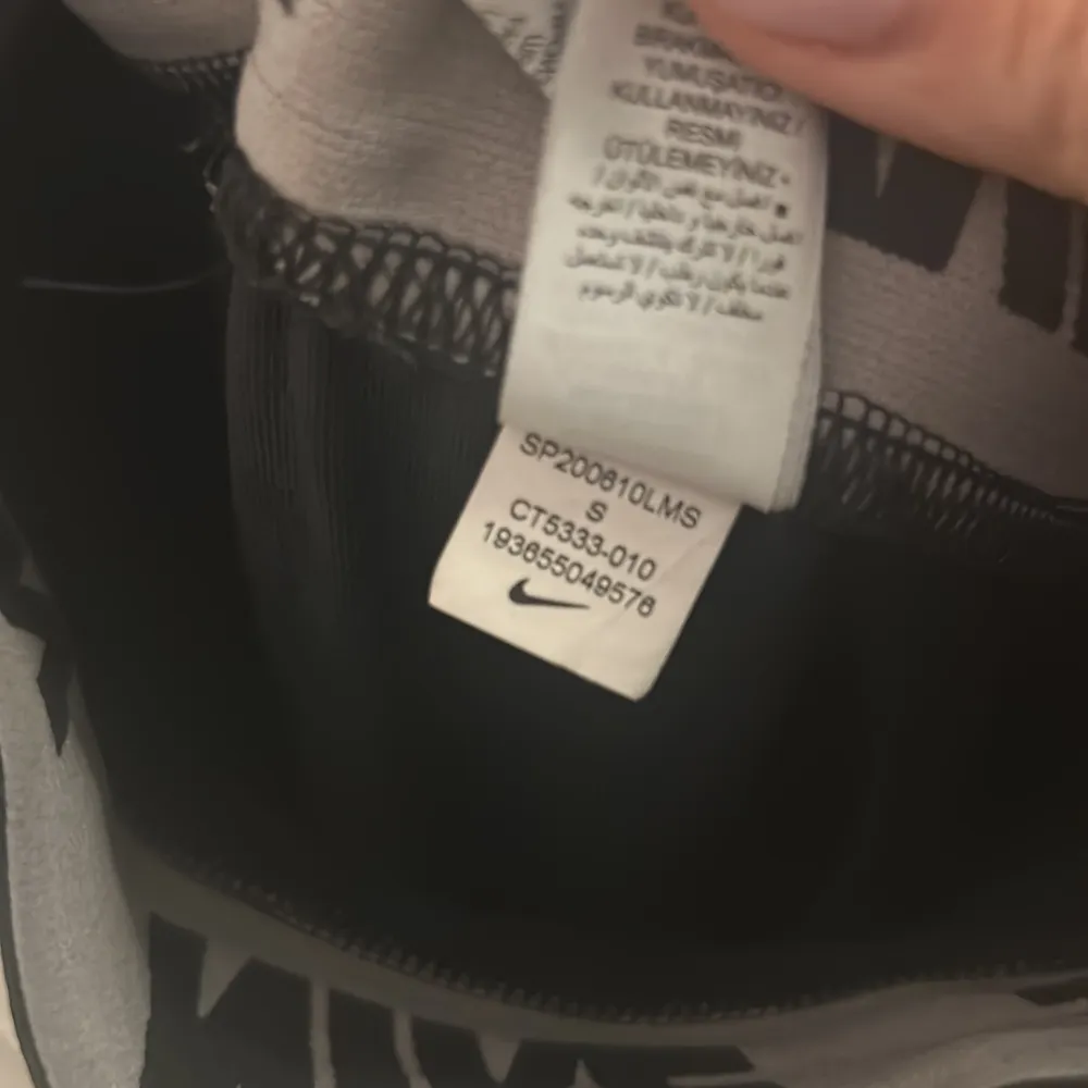 Säljer ett par svarta Nike leggings i storlek S. De är i mycket bra skick och har en elastisk midja med Nike-loggan runtom. Perfekta för träning eller vardagsbruk. Materialet är mjukt och stretchigt för bästa komfort.. Sportswear.