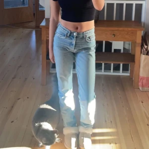 Zara jeans - Säljer jeans ifrån zara, älskar dessa men passar inte längre. Fåtals gånger använda men har en liten defekt (syns på sista bilden) 
