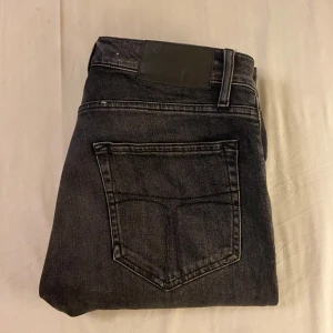 Tiger of sweden jeans  - Feta jeans från märket Tiger Of Sweden passar dig som är 177-185 bra, slimfit 