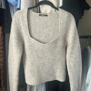 Beige stickad tröja  - Säljer en superfin beige stickad tröja. Den har en snygg v-ringning och är perfekt för både höst och vinter. Tröjan är i bra skick och har långa ärmar. 🍂✨