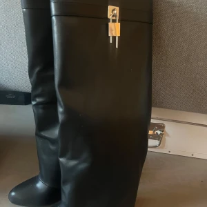 Sharkboots - Trendiga stövlar ”Sharkboots” från EGO med en liten klack. De är i nyskick och har inga defekter.  Kommer i original förpackning. Funkar bra i alla årstider och passar både till vardags och fest. Köptes för 1100 kr. Pris kan diskuteras vid snabb affär. 