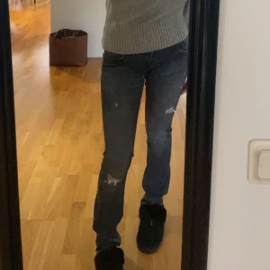 Mörkgrå jeans  - Säljer nu mina gråa ltb jeans som vart trendiga länge, det är storlek 26/32 och jag säljer pågrund av att de blivit för små! Sparsamt använda! Nypris 915 kr! Jeansen är inte bootcut!