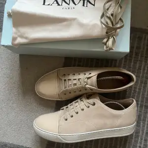 Säljer ett par väldigt sällsynta snygga beige sneakers från Lanvin i mycket bra skick. De är gjorda i mocka med en stilren design och har snörning. Perfekta för både vardag och fest! Skorna kommer med originalkartong och dustbag. Orderbekräftelse finns vid efterfrågan. 