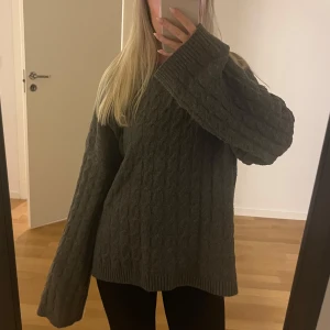 Stickad tröja  - Grå stickad tröja från Nelly 🩷 knappt använd 