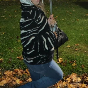 Teddy jacka - Säljer min populära zebra teddy jacka från H&M då jag känner att den inte riktigt är i min stil längre. Den har ett hål vid änden av ärmen, men som inte alls är märkbar. Skriv om ni vill ha fler bilder och skriv gärna innan köp.☺️