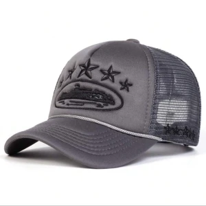 Grå keps med stjärnor - Snygg grå keps med broderade stjärnor på framsidan. Den har en böjd skärm och mesh på baksidan för bra ventilation. Perfekt för en avslappnad stil eller en dag ute i solen. Passar de flesta huvudstorlekar.