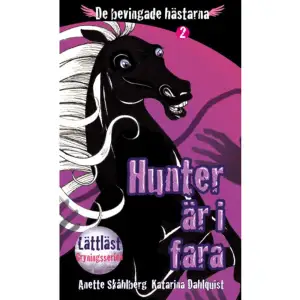 Hunter är i fara är den andra boken i den lättlästa bokserien om De bevingade hästarna. Första boken är Holly hoppar högt. Hunter gnäggar och slår med vingarna för att komma loss. Sparkar. Men fem människor är för mycket även för en häst som Hunter. Och snart har de fångat in honom och drar honom ur spiltan...  De bevingade hästarna är en bokserie för alla som älskar hästar och spännande äventyr, från 8 år och uppåt! Den ingår i vår lättlästa bokserie Gryningsserien. Följande böcker i bokserien om De bevingade hästarna: Holly hittar Henke Stallet brinner! Holly och Hunter Fälthandboken    Format Häftad   Omfång 61 sidor   Språk Svenska   Förlag Sagolikt Bokförlag   Utgivningsdatum 2013-12-09   Medverkande Katarina Dahlquist   ISBN 9789186861537  