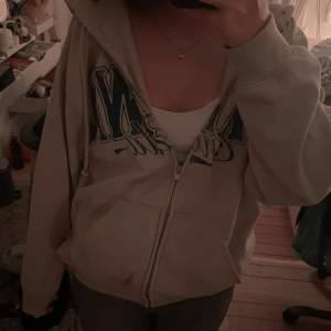 Säljer en beige hoodie från H&M Divided i storlek S pga att den inte används💕 Den har en dragkedja framtill och en mysig huva. Den har ett tryck i grönt på framsidan där det står ”Ottawa, Canada”. Jättebra skick. 