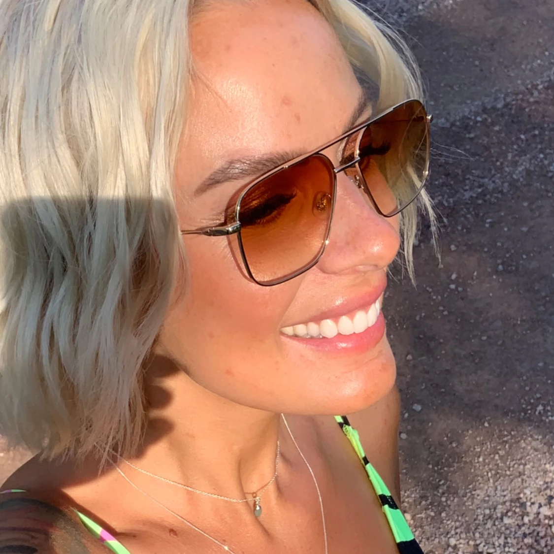 Bruna solglasögon med guldtonade bågar - 91