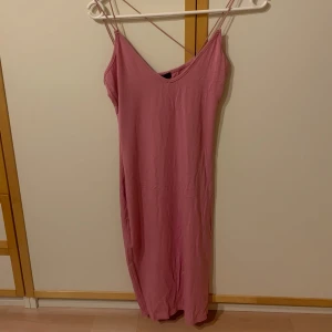 Rosa klänning - Rosa klänning använd några gånger🎀