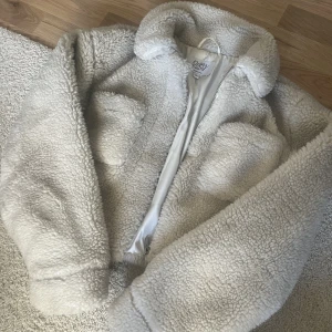 Teddy jacka  -  teddyjacka från NAKD, så gullig nu till hösten. Storlek är 34 men skulle även passa 36🤍