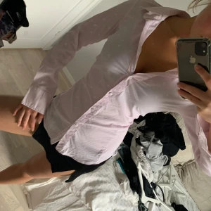 Tajt skjorta  - Helt oanvänd, säljer då det inte är min stil längre. Fint figursydd. Pris kan diskuteras 💕