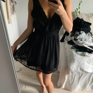 Klänning  - Jättesöt klänning som jag säljer då det inte riktigt är min stil längre. Inga defekter, pris kan diskuteras 💕