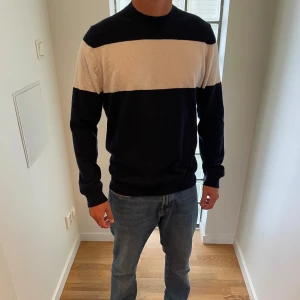 Massimodutti tröja - Säljer en marinblå/vit tröja från Massimodutti. Bra skick! Nypris ca 900kr