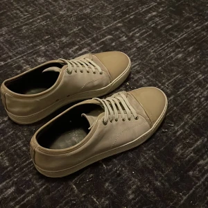 Lanvin skor - Säljer nu dessa feta lanvins för billigt pris Vänstra skon är i riktigt bra skick och den högra också bara lite skador på cap toe skick 7/10 box ingår 