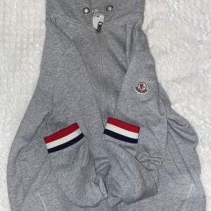 Moncler kofta som är i uni sex . Bra skick! Äkta , och har sin skanningskod 