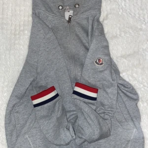 Moncler kofta - Moncler kofta som är i uni sex . Bra skick! Äkta , och har sin skanningskod 