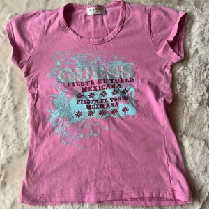 Guess T-shirt  - Jätte fin rosa guess T-shirt  Vet inte stl men sitter som en S/xs
