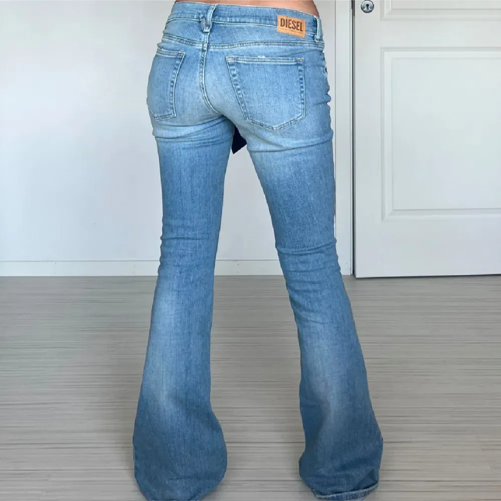 Helt nya jeans från diesel med lappar kvar, midjemått: 39 cm rakt över innerbenslängd: 87cm🩷🫶🏽. Jeans & Byxor.