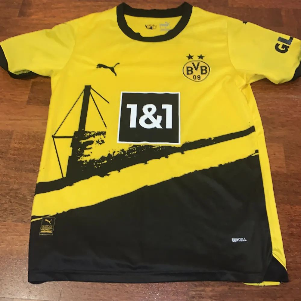 Säljer sköna fotbollströjor 300 kr st alla är storlek S. Pris kan diskuteras vid snabb affär.. Sportswear.