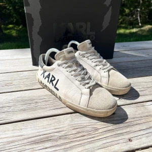 Karl lagerfeld skor - Säljer ett par riktigt feta skor från Karl Lagerfeld i storlek 40. Kommer i använt skick därav priset. Priset går att diskutera vid snabb affär.