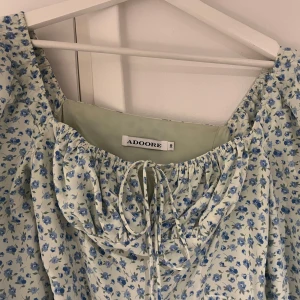 Blommig adooreklänning  - Nästan helt ny adooreklänning som är i ett väldigt fint skick och sitter väldigt bra på, perfekt till en student mottagning eller midsommarfirande❤️Nypris över 1000❤️