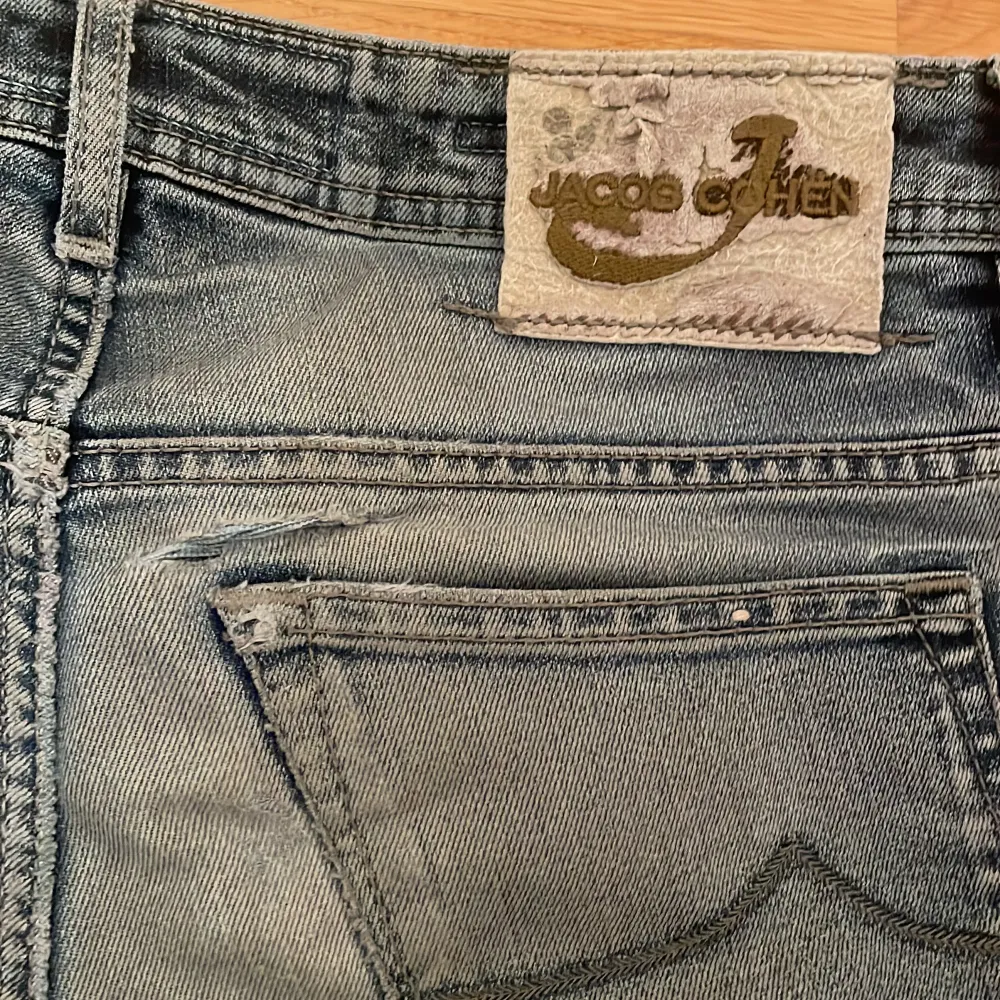 Säljer nu mina Jacob Cohen jeans med en nice fade, är ganska slitna och har defekter (se bilder). Säljer därför billigt jämfört med nypris (5k+). Skriv gärna om ni har frågor! Passar W29-W30 L32 (Det står W31 men passar mindre) Modell: Type 613.. Farkut & Housut.