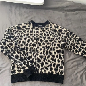 stickad tröja leopard - fin tröja som inte kommer till användning. inga defekter